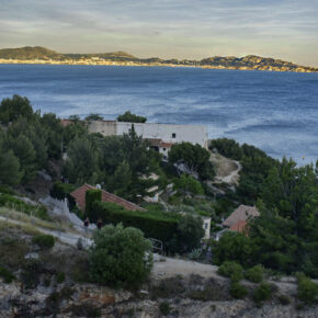 SORTIES AU ROVE ET À NIOLON{Plage, hiking, visite des grottes...)